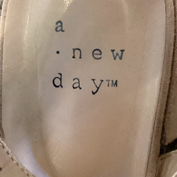 A New Day Women's Winona Ankle Strap Low Block Heel Sandals Taupe Sz 7 #281G - Picture 8 of 9